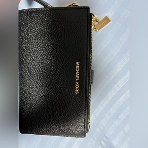 MICHAEL MICHAEL KORS
Adele Double-Zip Pebble
Leather Phone Wristlet